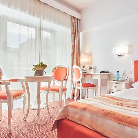 Continental Forum מלון 4*