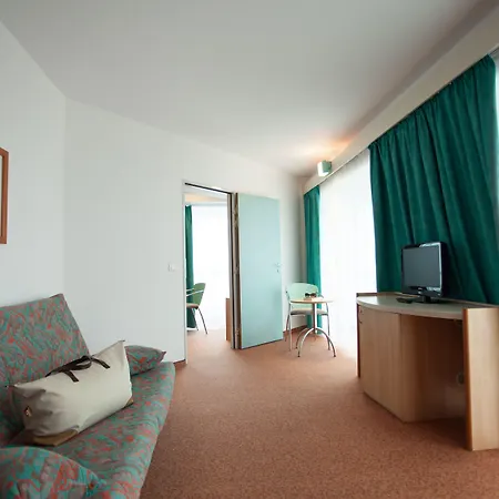 Continental Forum מלון 4*